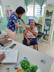 Región Enriquillo Inician jornada de vacunación en adultos mayores.
