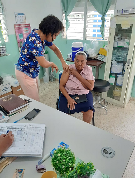 Región Enriquillo Inician jornada de vacunación de adultos mayores.