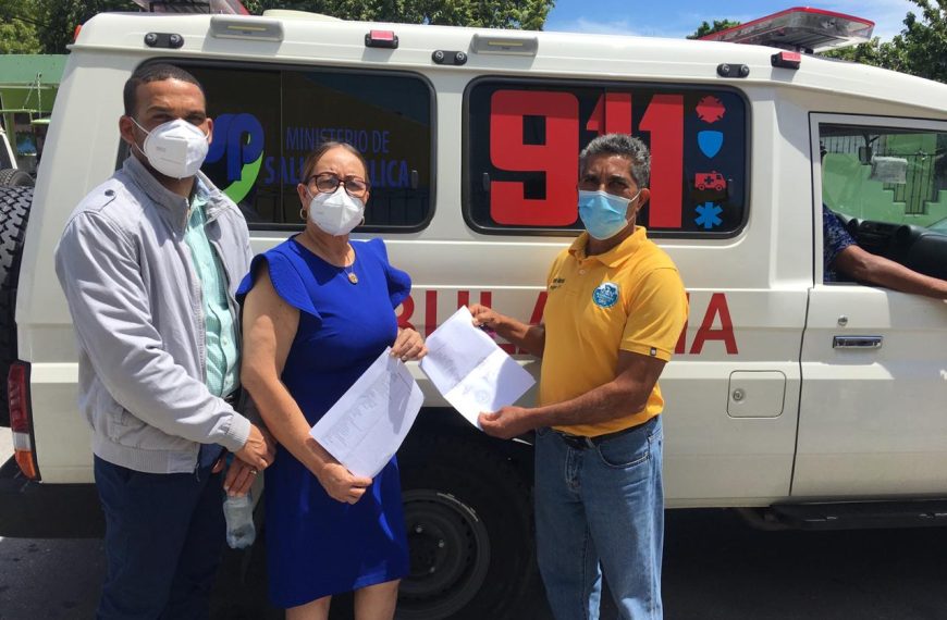SNS entrega ambulancia a hospital de Pedernales para traslado de pacientes COVID-19