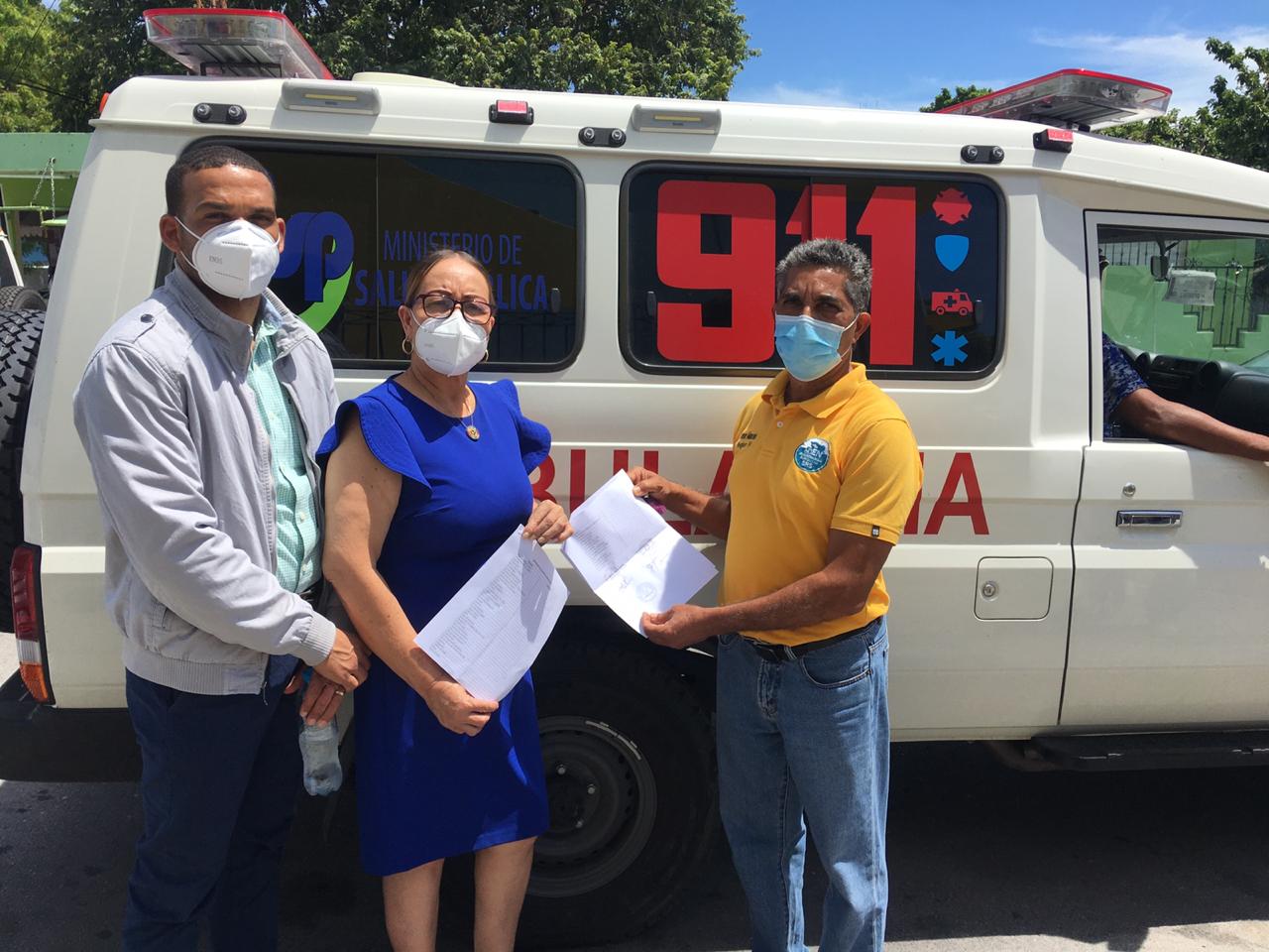 SNS entrega ambulancia a hospital de Pedernales para traslado de pacientes COVID-19