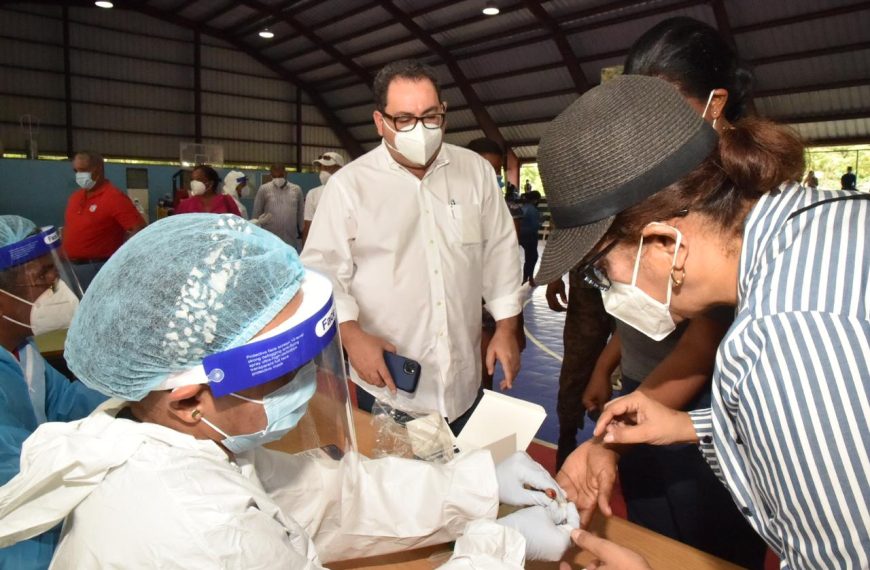 Director del SNS encabeza operativo de pruebas r&aacute;pidas y PCR en Bahoruco