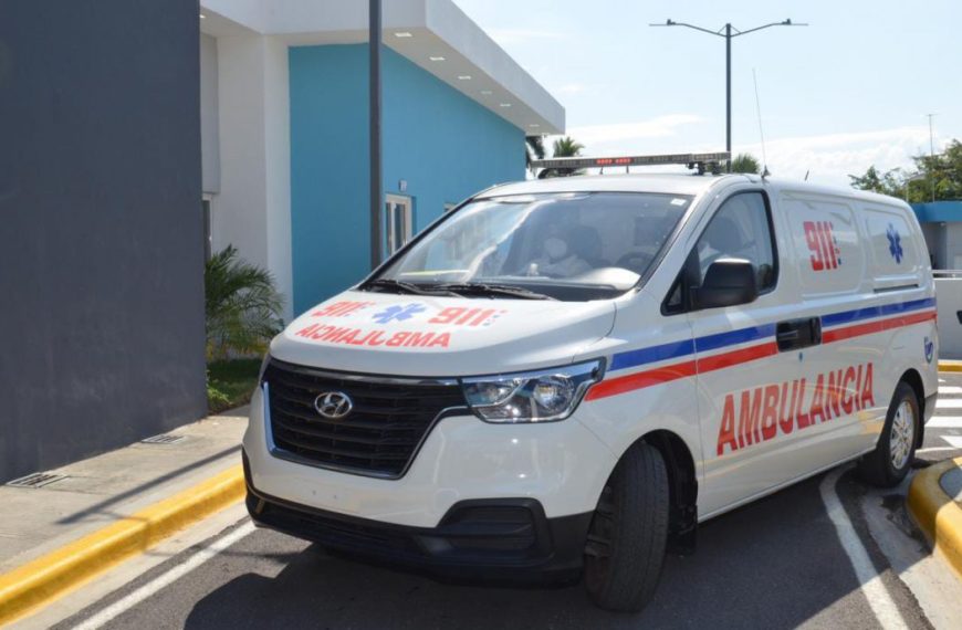 SNS entrega nueva ambulancia al hospital San Bartolom&eacute; de Neiba