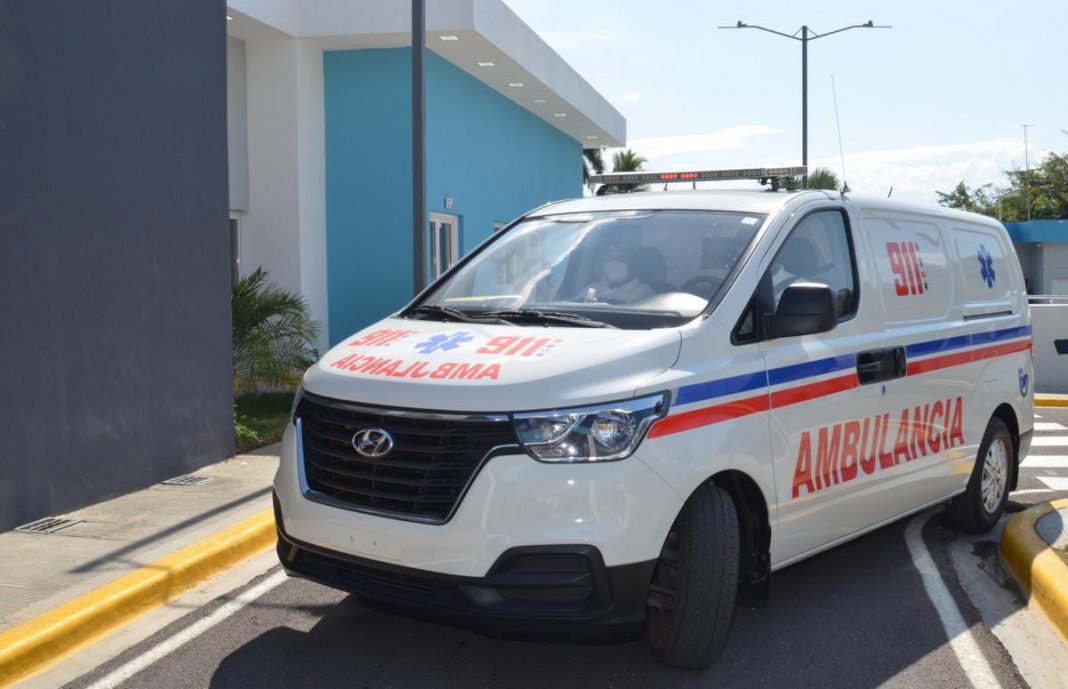 SNS entrega nueva ambulancia al hospital San Bartolomé de Neiba