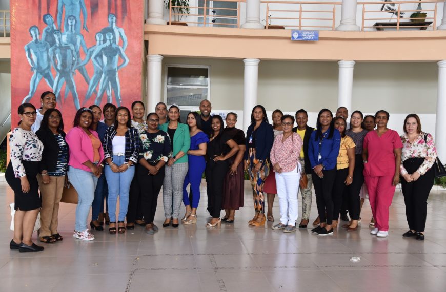 SRS Enriquillo y Ministerio de la Mujer abordan la ruta cr&iacute;tica de violencia desde la salud