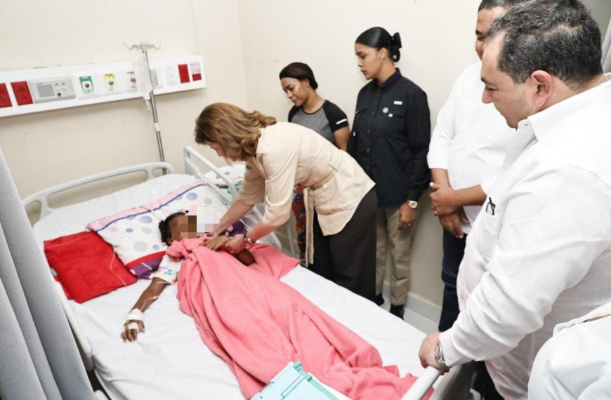 Vicepresidenta Raquel Pe&ntilde;a y director SNS supervisan atenci&oacute;n a pacientes con dengue en Hospital Jaime Mota