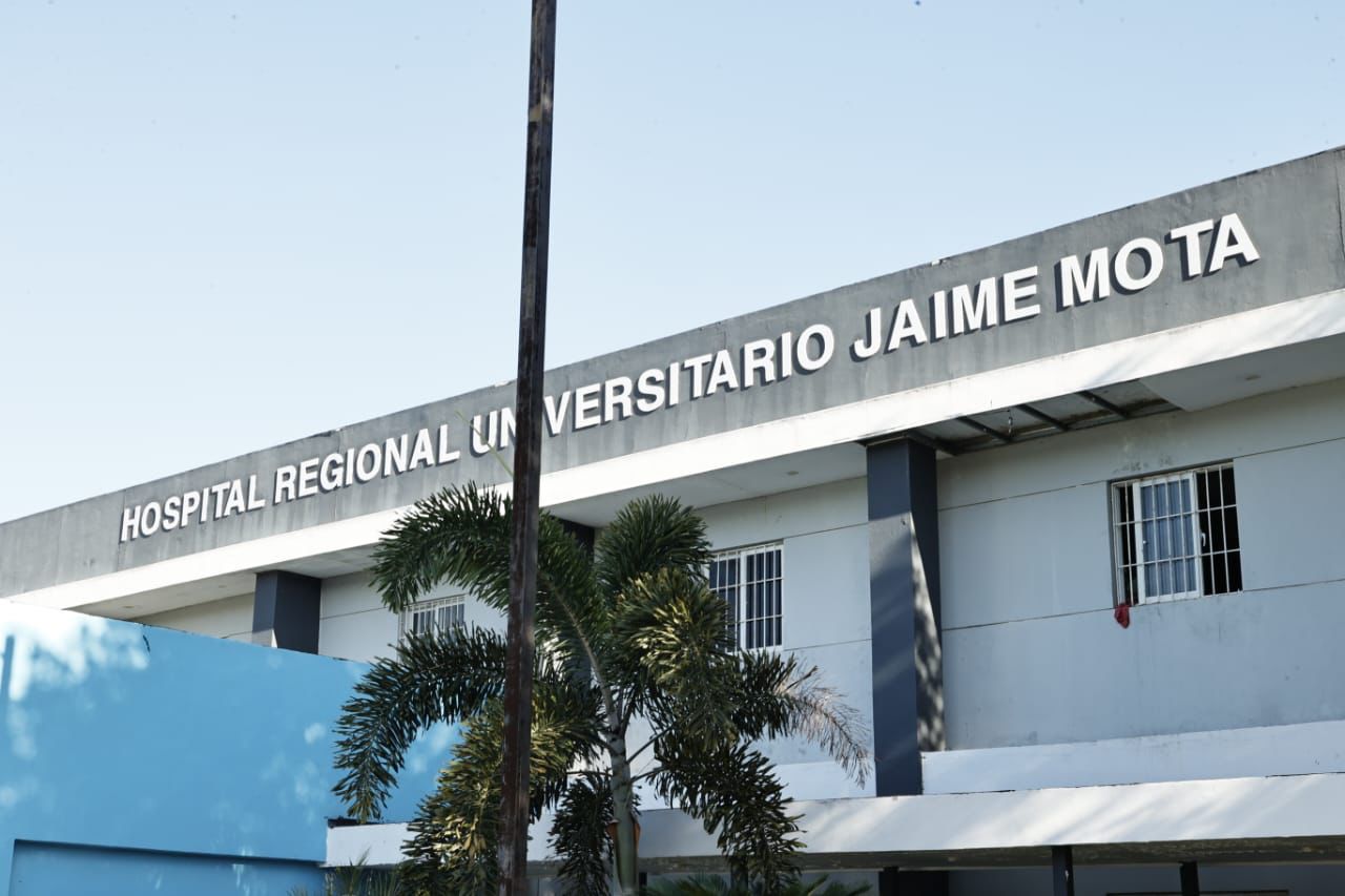 El Director del SRSEN supervisa la entrega de 15 camas nuevas al Hospital Jaime Mota en Barahona.