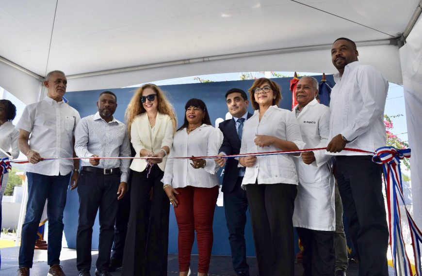 Residentes de Jiman&iacute; reciben equipado y remozado Centro Diagn&oacute;stico