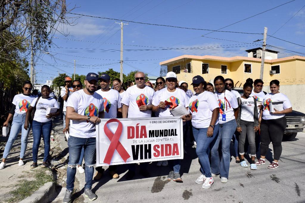 SRSEN y Varias Instituciones Marchan en Barahona en Conmemoración del Día Mundial de la Lucha contra el VIH/SIDA.