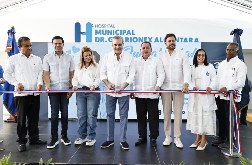 Presidente Abinader entrega Emergencia y remozamiento del Hospital Guarionex Alc&aacute;ntara.