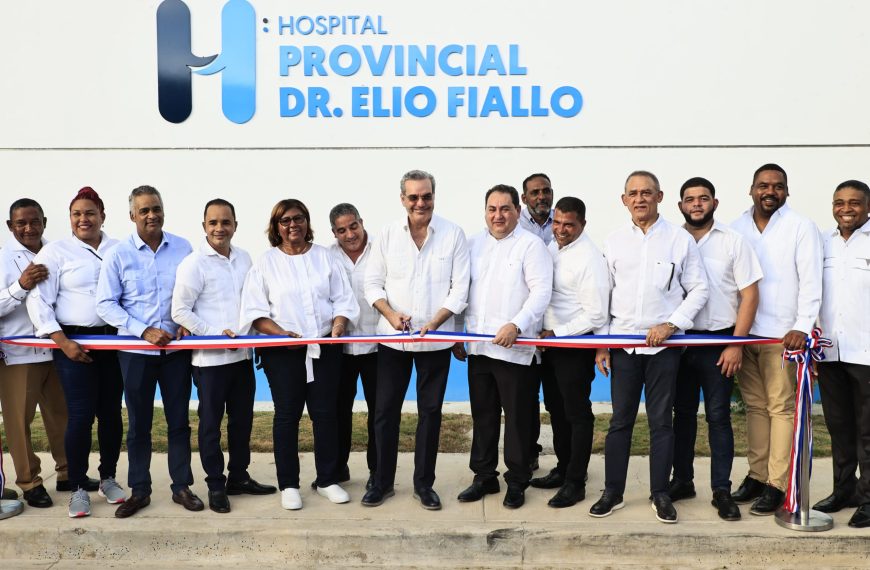 Presidente Abinader entrega dos obras de salud a Pedernales.